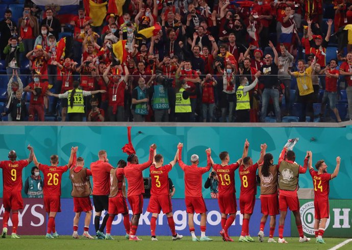 12 June 2021, Russia, Saint Petersburg: Belgian players thank the fans after the UEFA Euro 2020 Group B soccer match between Russia and B elgium at Krestovsky Stadium. Photo: Igor Russak/dpa