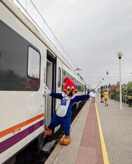 La mascota de PortAventura acompanya als usuaris de Rodalies a l'estació del parc
