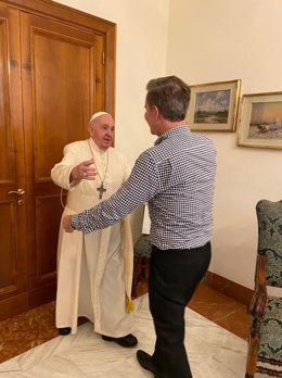 Una de las imágenes difundidas por Juan Carlos Cruz en su Twitter de su reunión con el Papa
