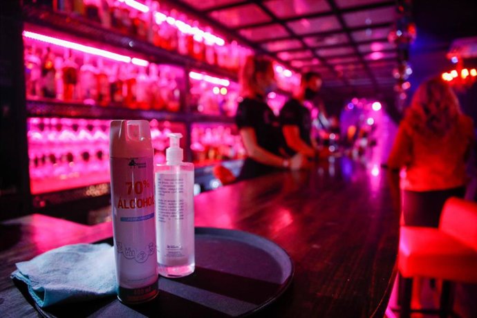 Algunas personas en el bar Everlastin Love de la calle Primer de Maig, a 20 de mayo de 2021, en Barcelona