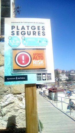 Señalítica instalada en la playa de Cala Major por aforo alto.