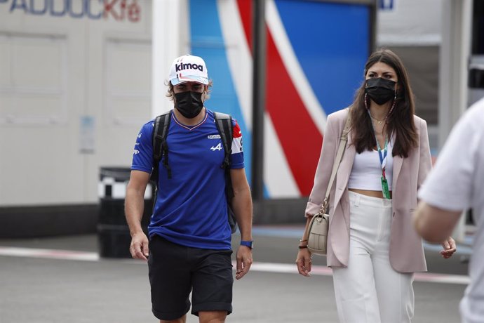 ALONSO Fernando (spa), Alpine F1 A521, portrait with girlfriend Linda Morselli during the Formula 1 Emirates Grand Prix de France 2021, 7th round of the 2021 FIA Formula One World Championship from June 18 to 20, 2021 on the Circuit Paul Ricard, in Le C