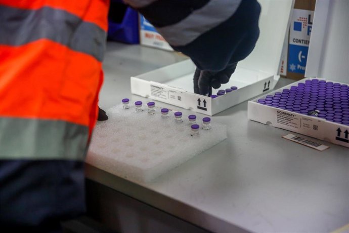 Una trabajadora coloca varias vacunas en las instalaciones del Centro Logista Pharma