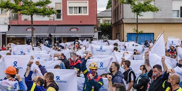 1. El comité de empresa de Alcoa reúne a miles de personas en una nueva manifestación en San Cibrao (Lugo)