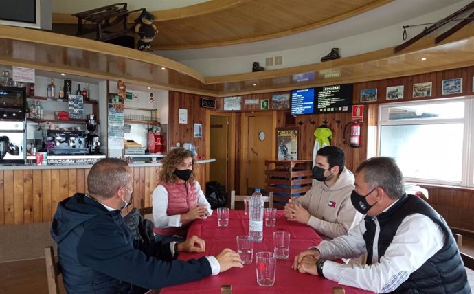La portavoz de Ciudadanos en la Junta General del Principado, Susana Fernández, visita Valgrande-Pajares y se reúne con representantes de empresas concesionarias de la estación