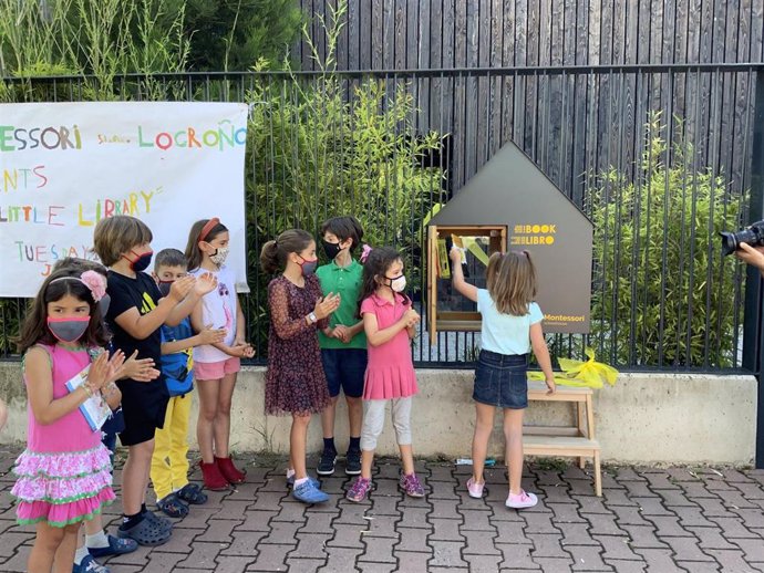 Los niños del colegio Montessori Schoolhouse crean una biblioteca para el intercambio gratuito de libros en el barrio de La Guindalera