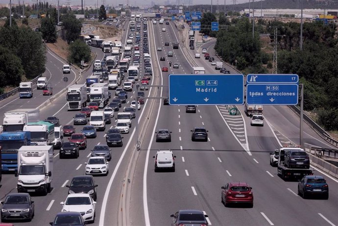 Tráfico de coches en la autovía del Sur o A-4, antiguamente llamada autovía de Andalucía a la altura de la localidad del municipio de Getafe, a 11 de junio de 2021, en Madrid (España). 