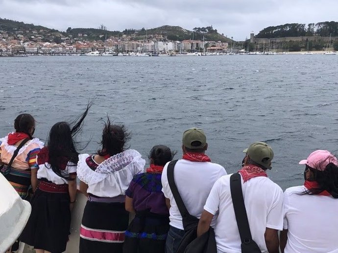 Delegación zapatista a su llegada a Baiona, en Galicia