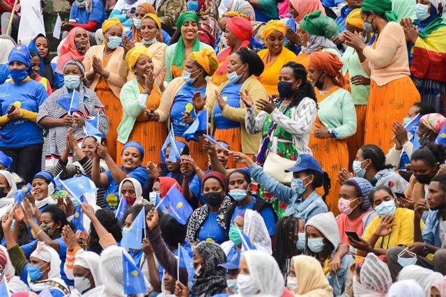 Seguidores del partido del primer ministro de Etiopía, Abiy Ahmed, en un acto antes de las elecciones parlamentarias