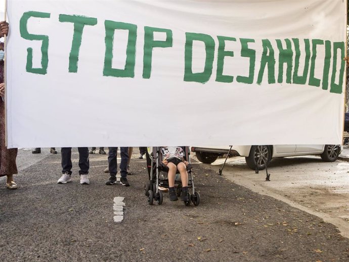 Varias personas participan en una protesta contra la presencia del secretario general de Vox en Melilla, a 10 de junio de 2021, en Melilla (España). 