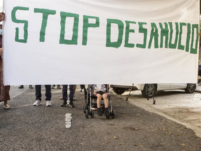 Varias personas participan en una protesta contra la presencia del secretario general de Vox en Melilla, a 10 de junio de 2021, en Melilla (España).