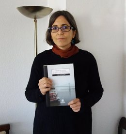 La autora, Ángela Sánchez de Vera, posa con un ejemplar del libro