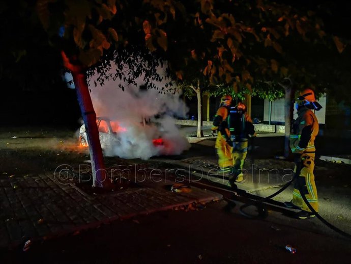 Coche incendiado en el aparcamiento del Polideportivo Son Hugo.
