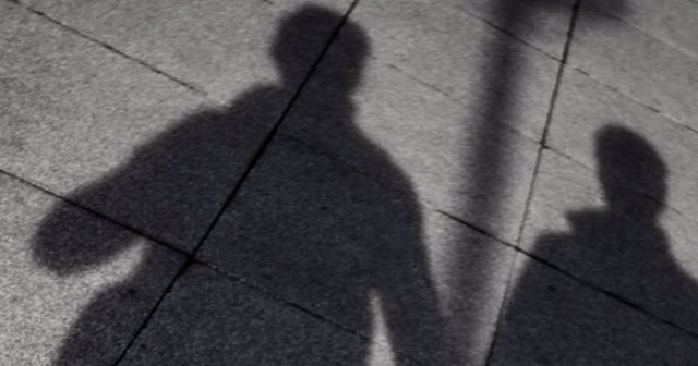 Archivo - Las sombras de dos personas por la calle