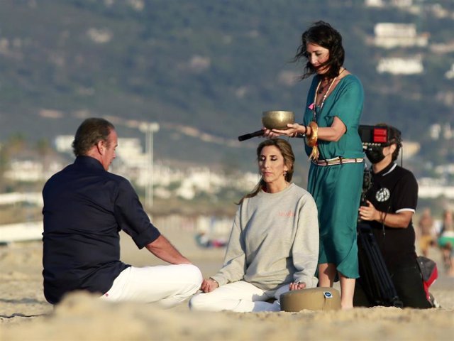 Paz Padilla y Bertín Osborne meditando en la playa