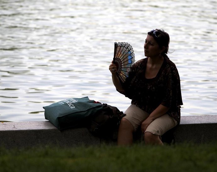 Archivo - sol, calor, temperaturas, buen tiempo, refrescarse, abanico