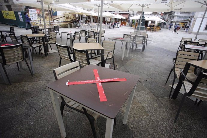 Archivo - Una mesa de una terraza tachada con una cinta de prohibición en una calle de Vigo,