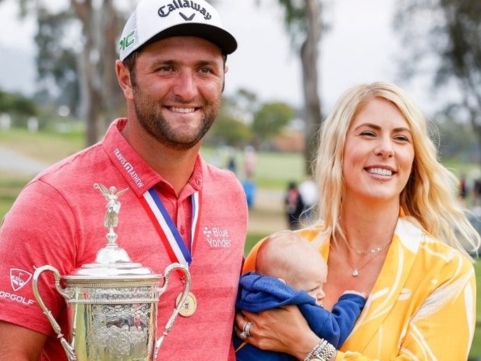 Jon Rahm posa con el trofeo del US Open junto a su mujer Kelley Cahill y su hijo Kepa