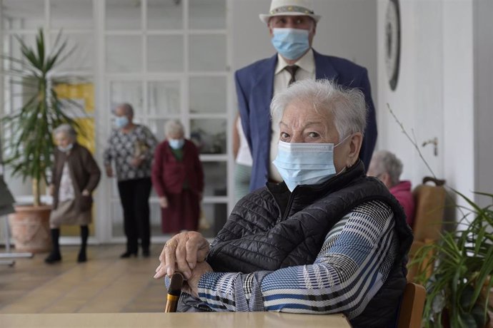 Varios ancianos en una de las salas de la Residencia de mayores de Carballo, a 19 de junio de 2021, en A Coruña, Galicia (España). La Xunta de Galicia ha decidido levantar las restricciones activadas en el último año y medio en residencias y centros de 