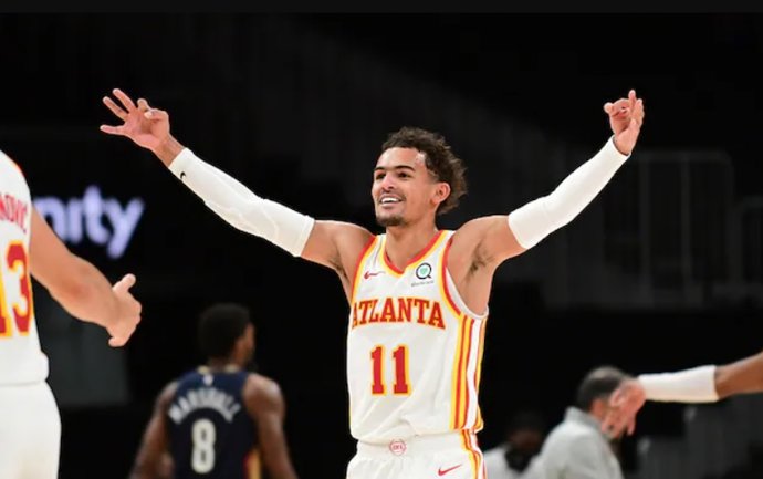 Trae Young celebra la victoria de Atlanta Hawks