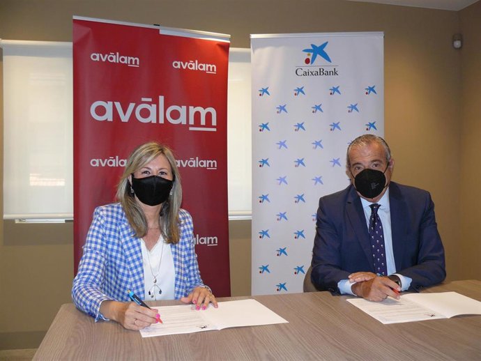 La directora de Territorial de CaixaBank en Murcia, Olga García; y el director general de Avlam, Luis Martínez de Salas, firman el convenio