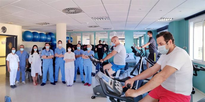 Profesionales y pacientes de la unidad de rehabilitación cardíaca del Hospital de Valme de Sevilla