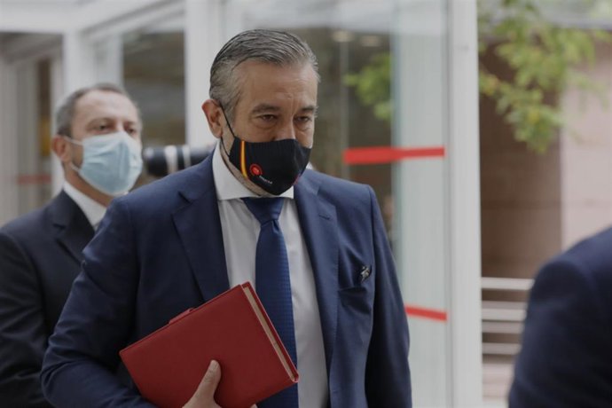 El consejero de Justicia, Interior y Víctimas en funciones de la Comunidad de Madrid, Enrique López, a su llegada a la segunda sesión del pleno de investidura de la presidenta en funciones de la Comunidad y candidata a la reelección, Isabel Díaz Ayuso, 