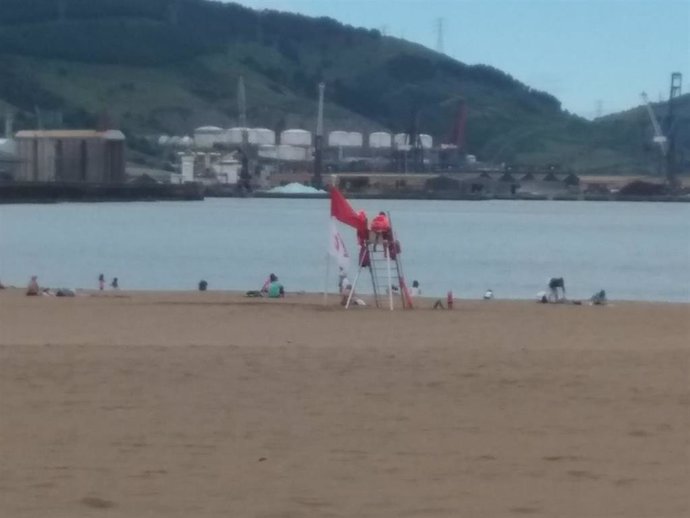 Bandera roja en la playa de Ereaga de Getxo (Bizkaia).