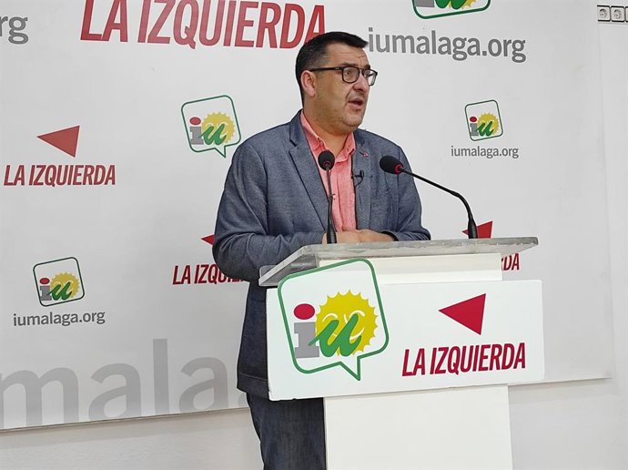 El coordinador provincial de IU Málaga y parlamentario andaluz, Guzmán Ahumada, en rueda de prensa en Málaga