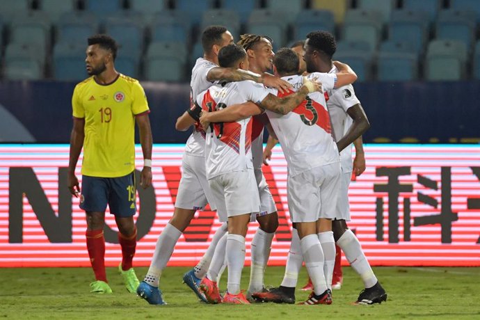 Jugadores de Perú celebran uno de sus goles ante Colombia