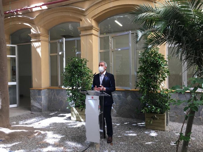 El conseller de Educación de la Generalitat, Josep Gonzlez-Cambray, atendiendo a los medios en el Institut Escola Eixample de Barcelona