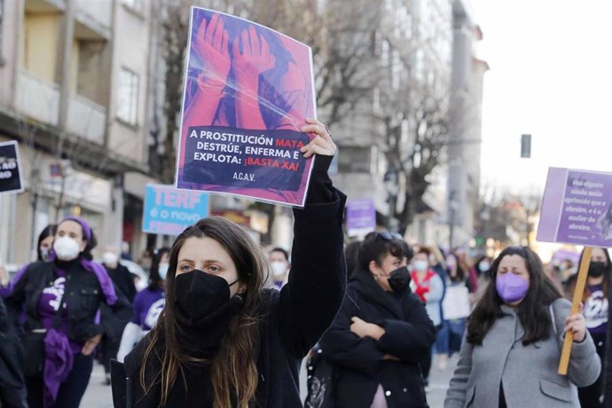 Archivo - Una mujer sostiene una pancarta donde se lee "La prostitución mata, destruye, enferma y explota: ¡Basta ya!", durante una manifestación feminista 