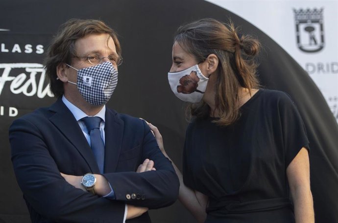 El alcalde de Madrid, José Luis Martínez-Almeida, acompañado por la delegada de Cultura, Turismo y Deporte, Andrea Levy, participa en la presentación del tótem 'Gracias Madrid'
