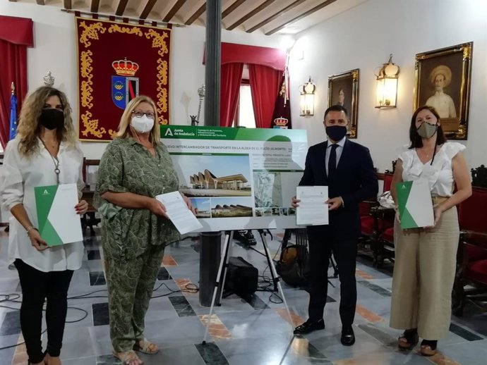 Acto de la firma del convenio entre el Ayuntamiento de Almonte y la Junta.