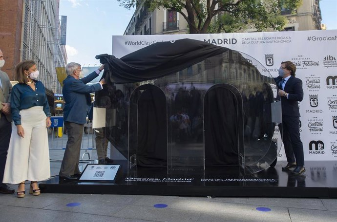 La concejala delegada de Turismo, Almudena Maíllo, observa cómo el alcalde de Madrid, José Luis Martínez-Almeida (d) y el presidente de la Academia Iberoamericana de Gastronomía, Rafael Ansón, descubren el tótem 'Gracias Madrid'.
