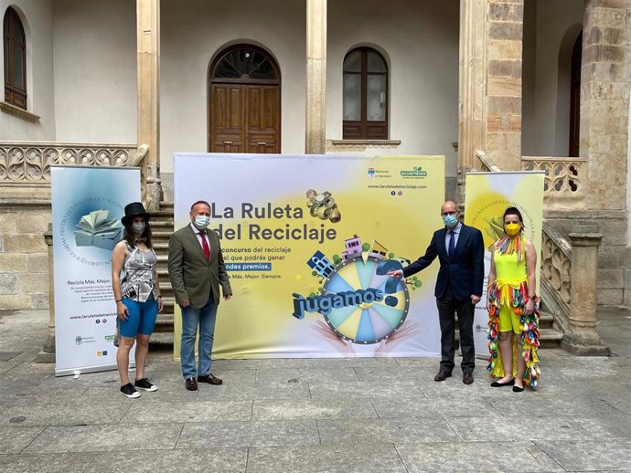 Presentación de la campaña 'La Ruleta del Reciclaje' con la presencia del presidente de la Diputación de Salamanca, Javier Iglesias, segundo por la derecha.
