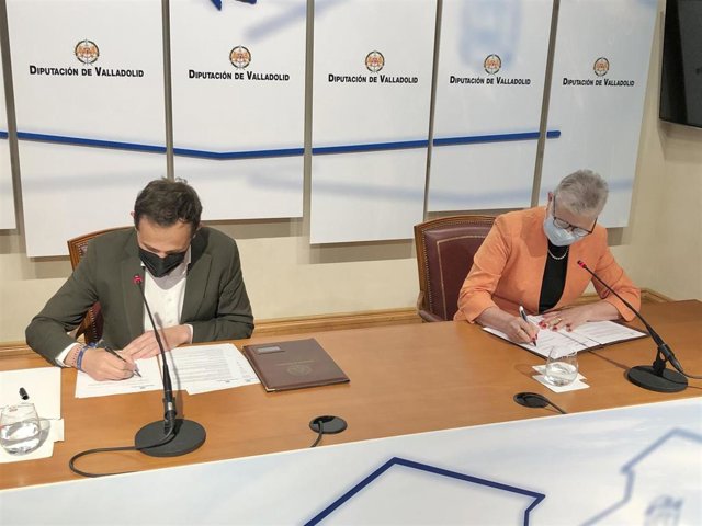 Conrado Íscar y Adela Cabezas firman el convenio.
