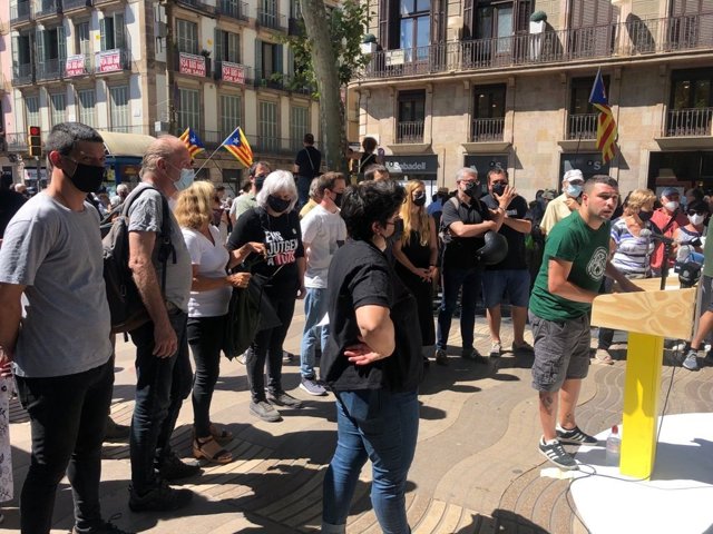 El portavoz del Secretariat Nacional de la CUP, Edgar Fernández, en una rueda de prensa en la Rambla de Barcelona por la visita del presidente, Pedro Sánchez, para presenar los indultos de los líderes del 1-O en el Liceu.