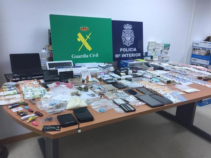 Efectos intervenidos en una operación conjunta de la Guardia Civil y la Policía Nacional que han desarticulado un grupo especializado en la venta de fármacos en el mercado ilícito sin prescripción médica.