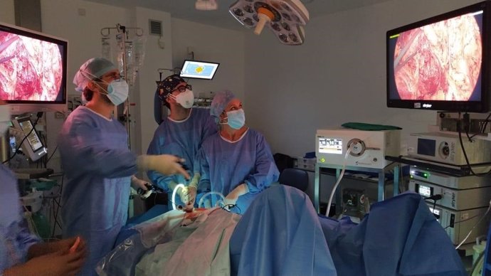 Cirujanos durante una intervención.