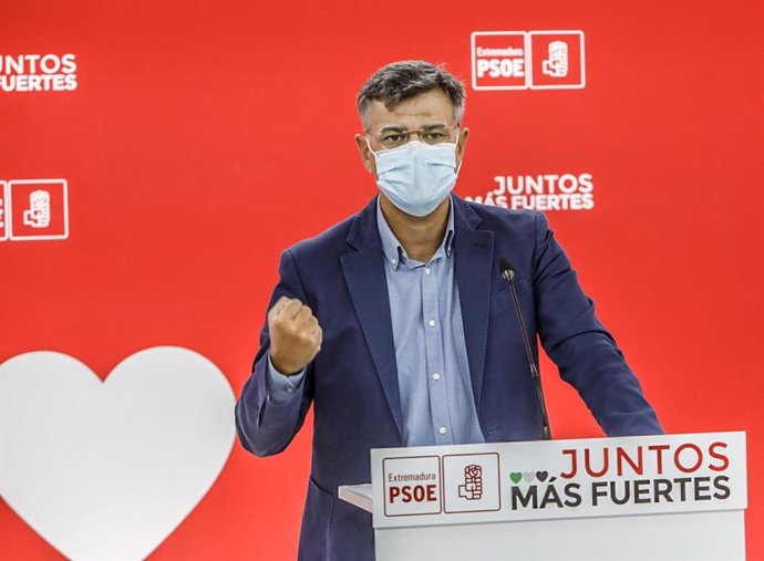 El portavoz del PSOE extremeño, Juan Antonio González, en rueda de prensa