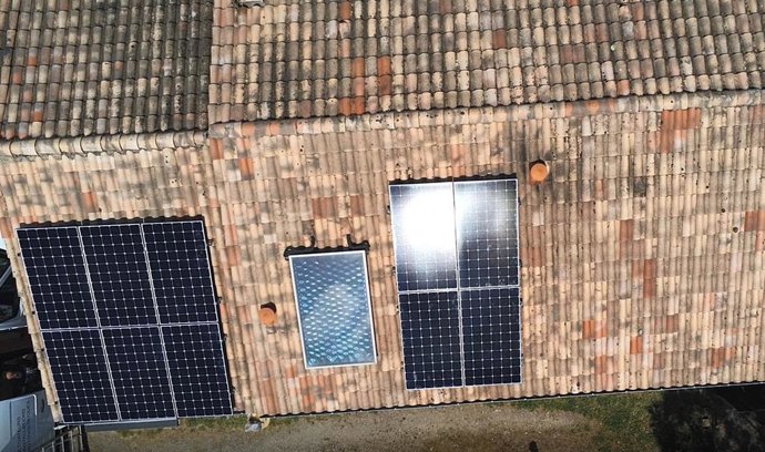 Courant Naturels Maxeon 5 AC-based residential solar system.