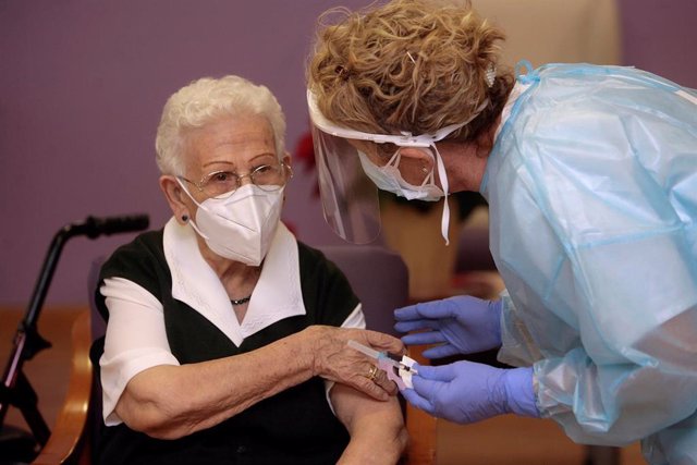 Archivo - Araceli, de 96 años, primera persona vacunada contra el COVID-19 en España, el primer día de vacunación, en la residencia de mayores Los Olmos de Guadalajara, en Castilla La-Mancha (España), a 27 de diciembre de 2020. Las primeras dosis de la va