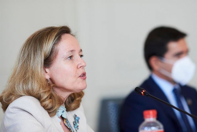 La vicepresidenta segunda y ministra de Asuntos Económicos, Nadia Calviño, y el presidente de BBVA, Carlos Torres Vila, en el seminario 'La economía de la pandemia' organizado por APIE y BBVA.
