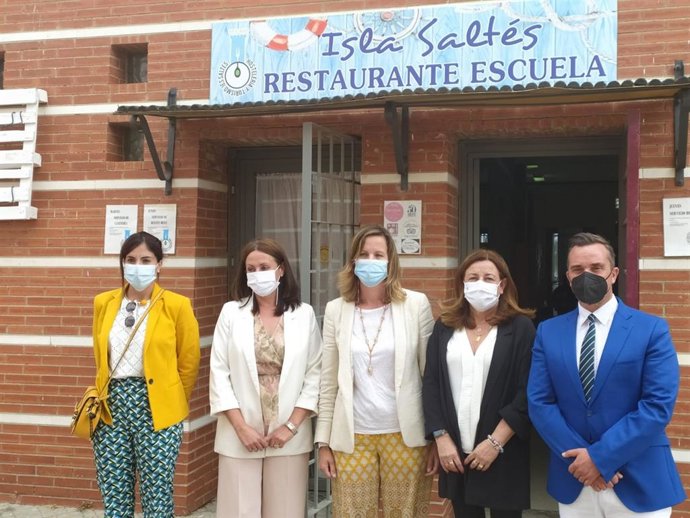 La viceconsejera de Educación y Deporte, María del Carmen Castillo, en su visita al IES Saltés de Punta Umbría (Huelva).