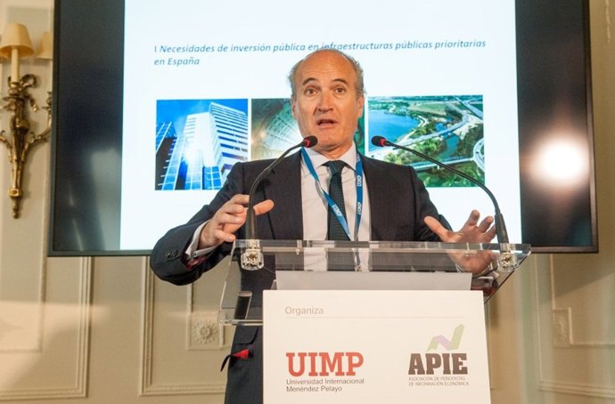 Archivo - El presidente de Seopan, Julián Núñez, en el curso de la APIE.