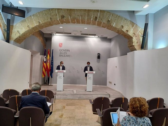 El portavoz del Govern, Iago Negueruela, y el conseller Juan Pedro Yllanes, en la rueda de prensa.