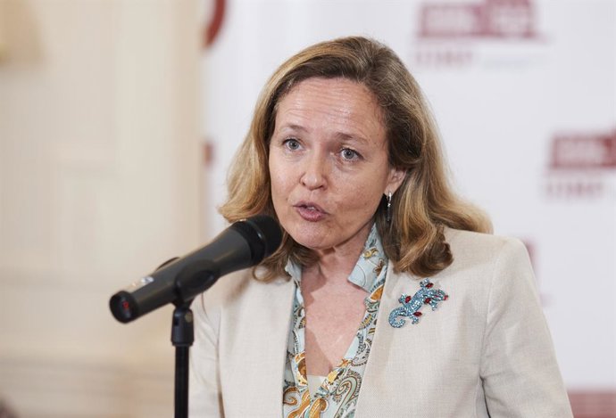 La vicepresidenta segunda del Gobierno y ministra de Asuntos Económicos y Transformación Digital, Nadia Calviño, interviene en el XXXVIII Seminario de la APIE 'La economía de la pandemia', en el Palacio de la Magdalena, a 21 de junio de 2021, en Santand