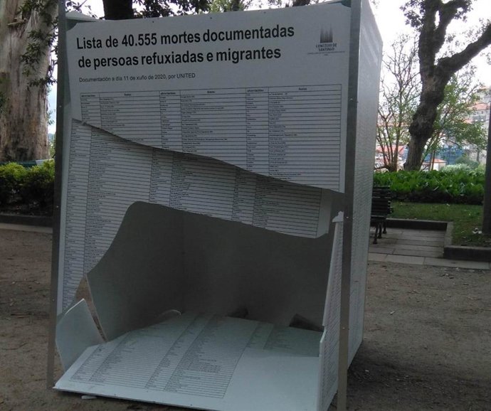 Daños en la exposición dedicada a las personas migrantes en la Alameda de Santiago de Compostela.