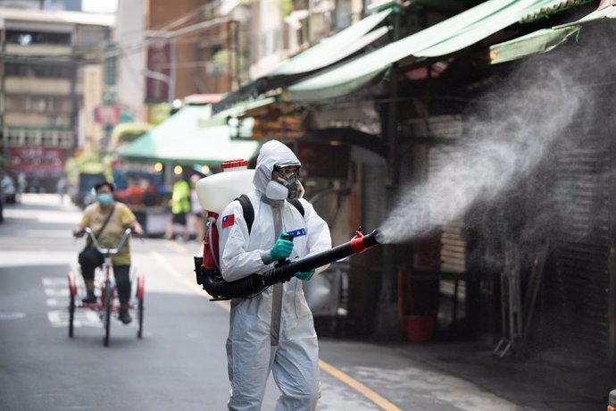 Un militar desinfecta una calle en Taiwán.